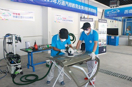 罗鹏和吴小龙正在配合完成钣喷项目比赛