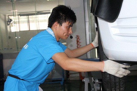 谭凯伦在保养检测项目上检查轮胎