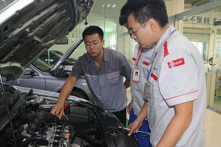 赛前吴亮老师带领参赛学生积极备战