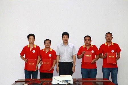 我校刘文老师（左一）摘得知名讲师桂冠