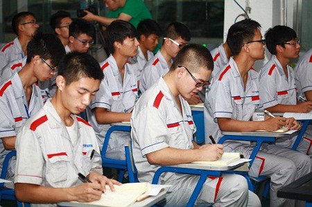 学生们认真听取刘文老师的讲课