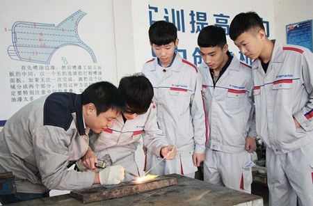 成都万通老师手把手教学生焊接技能