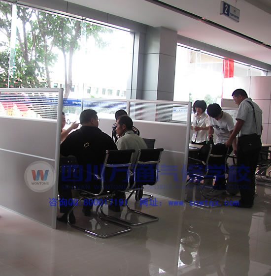 学校报名咨询中心前来咨询的家长和孩子