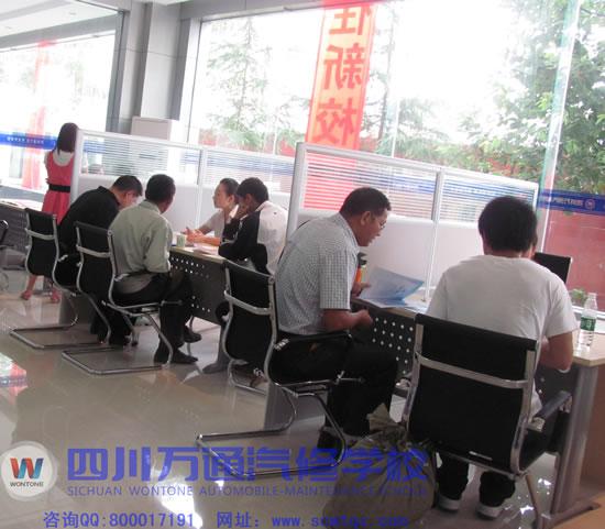 正在填写报名材料的家长和孩子