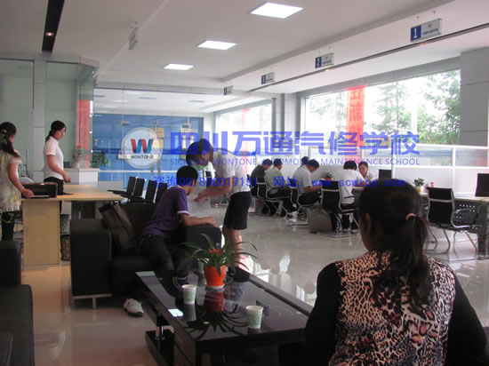 咨询老师详细的向学生介绍学校情况