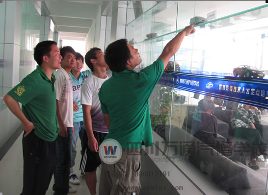 成都万通汽修学校老生带领新生参观交流