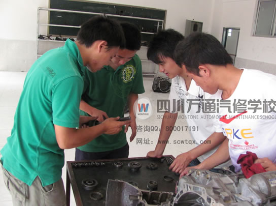 成都万通汽修学校老生与新生互相交流