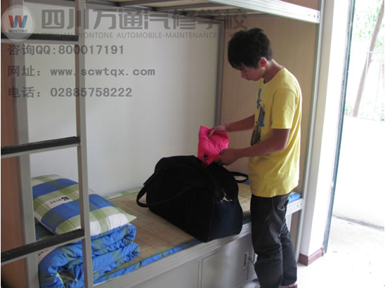 王凌峰同学在新生宿舍整理行李