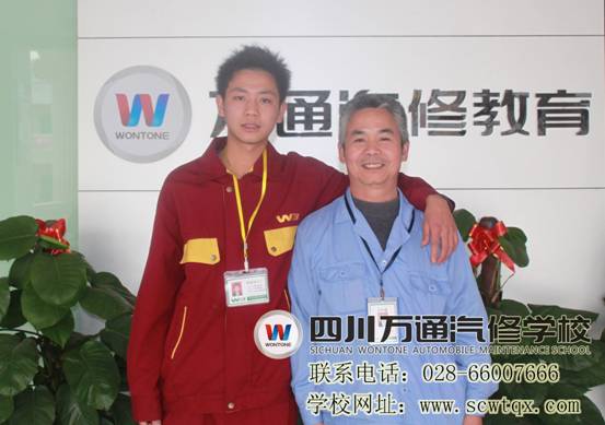 胡宗明和老师合影留念