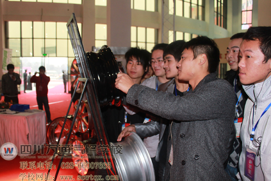 成都万通汽修学校同学观摩汽车配件