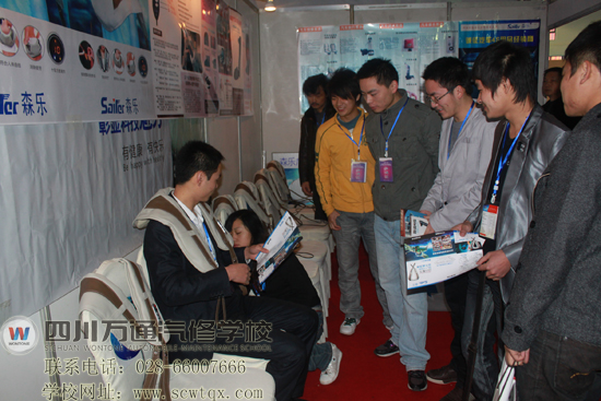 成都万通汽修学校老师体验新产品