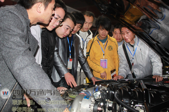 成都万通汽修学校同学观摩发动机
