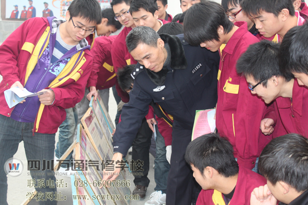 民警讲解禁毒图片内容