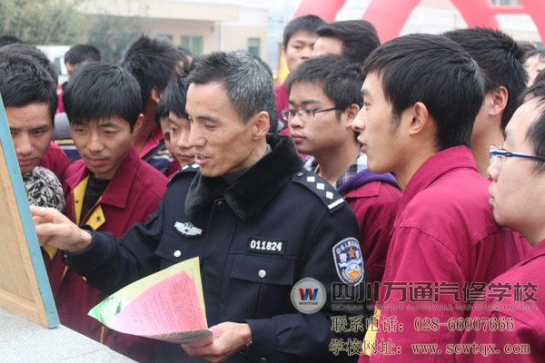 民警讲解新型毒品