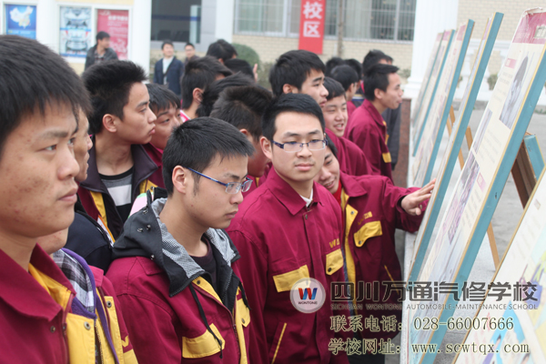 同学们观看禁毒知识展板