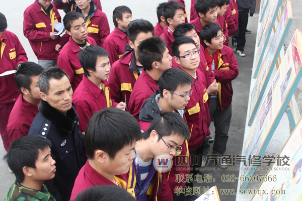 同学们认真看禁毒展板