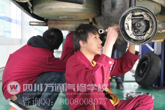 成都万通汽修学校李双波同学在做实训