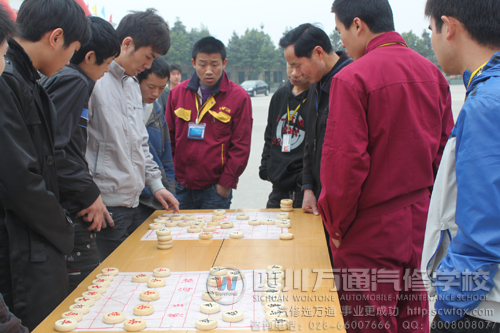 成都万通汽修学校 象棋博弈比赛火热进行中