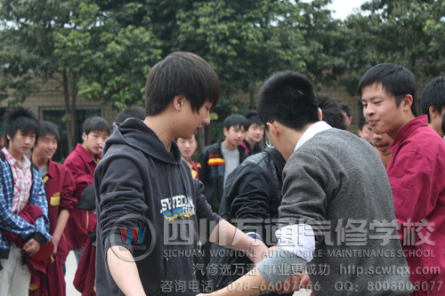 成都万通汽修学校 拔河比赛前准备了