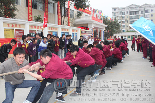 成都万通汽修学校 班主任和学生一起努力的拼搏