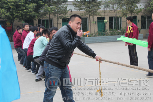 成都万通汽修学校 裁判吹响了开始的哨声