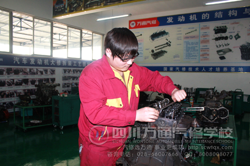 成都万通汽修学校 何佳明实训操作