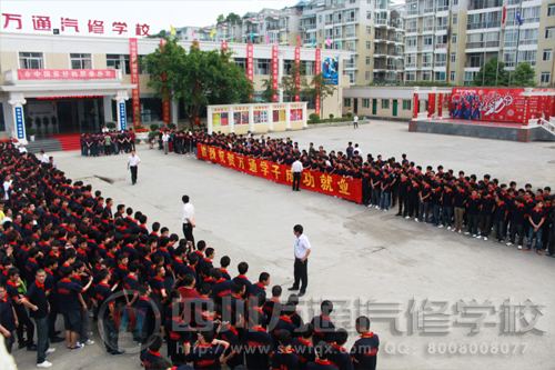 学生整齐列队,欢送就业学子