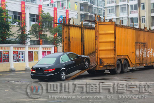实训车辆驶入成都万通