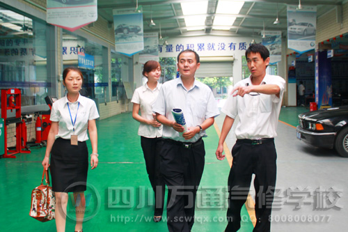 黄河助理一行人参观我校整车实训室