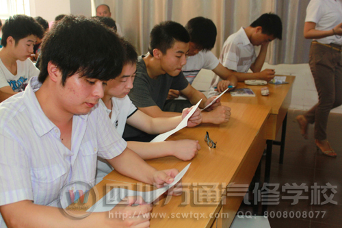 学生们人手一份工作申请表
