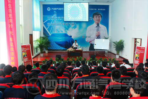 学生们屏气凝神 聆听阚大师讲课