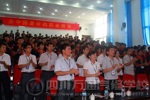 全体师生为阚大师入场热烈鼓掌