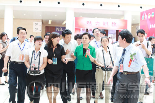 国家教育部鲁昕副部长参观成果展