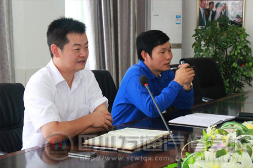 李校长仔细聆听教师们现场互评