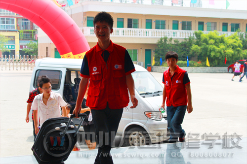 阳光导学小组迎接新生进校园