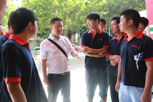 �Ͽ������쵼��ѧ���ǽ��ܹ�˾���