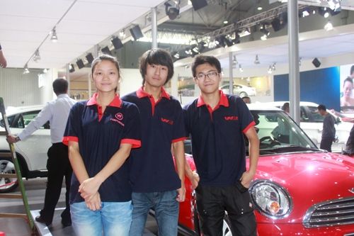 �Ĵ���ͨѧ�Ӳι۳�չ