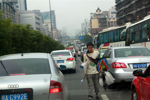 �ڹ�â�еı�΢����