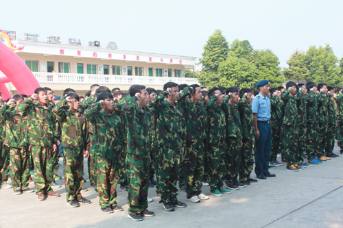 <b>成都万通2013秋季新生第一批军训正式拉开帷幕</b>