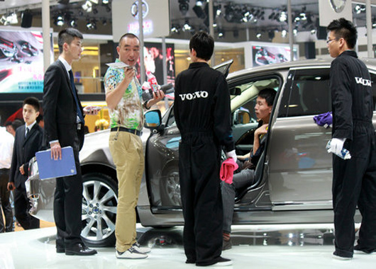 忙碌的万通实习生们