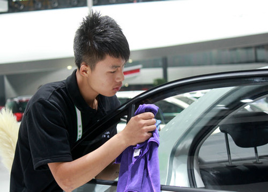 认真工作的万通学子