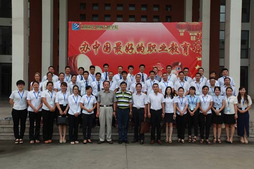学校老师们合照