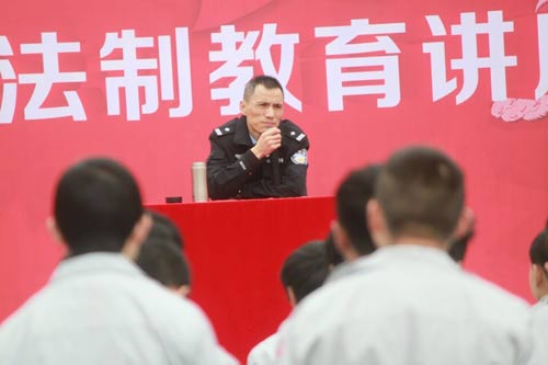 张警官进行讲座