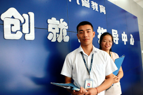 我身边的万通人:广拓思路塑服务的就业指导师(右一为李老师)