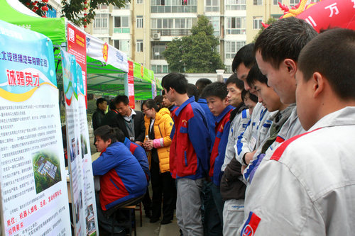 四川万通承办成都市龙泉驿2015汽修人才大型招聘会（图为往届招聘会盛况）
