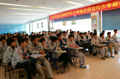 参会现在学子们认真听取师哥的经验之谈