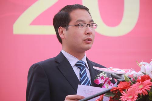 成都万通汽修学校胡传军助理宣读表彰决定