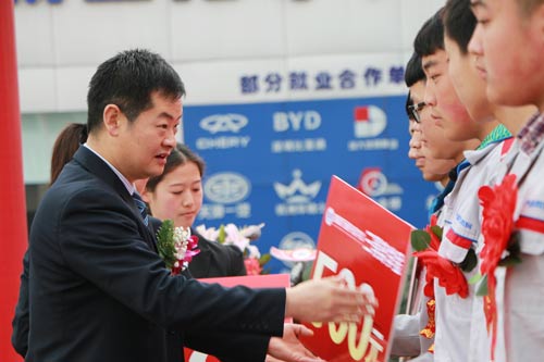 李校长为奖学金学子颁奖并给予鼓励