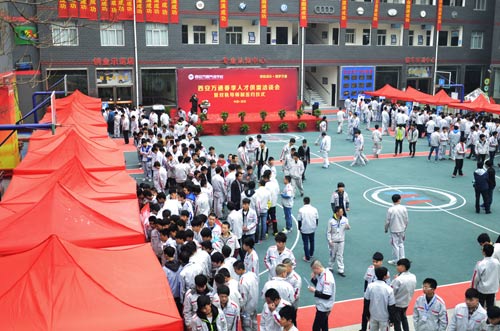 各地院校招聘会现场气氛火热