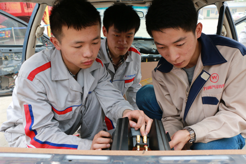改装大师带领的学生小组